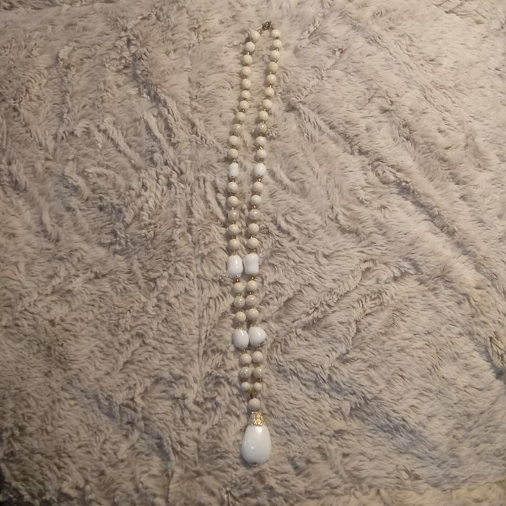 Vintage white / cream / gold costume necklace